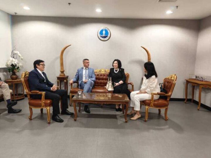 นายสุรศักดิ์ พันธ์เจริญวรกุล รัฐมนตรีว่าการกระทรวงการท่องเที่ยวและกีฬา ให้การต้อนรับ นายวิทอลด์ บังกา ประธานองค์กรต่อต้านการใช้สารต้องห้ามโลก (WADA)