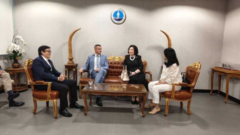 นายสุรศักดิ์ พันธ์เจริญวรกุล รัฐมนตรีว่าการกระทรวงการท่องเที่ยวและกีฬา ให้การต้อนรับ นายวิทอลด์ บังกา ประธานองค์กรต่อต้านการใช้สารต้องห้ามโลก (WADA)