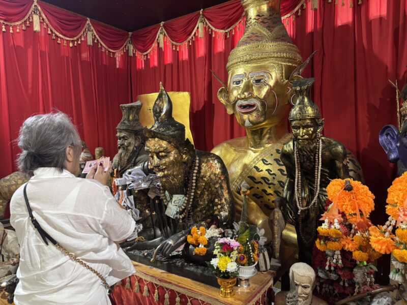 ปทุมธานี – อดีตนางเอกลิเกชื่อดังหอบข้าวสารถวายขอพรปู่ฤาษีพรหมเมศพร้อมส่องเลขเด็ดอ่างน้ำมนต์ฤาษีเณร