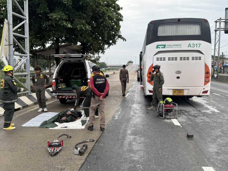 ปทุมธานี – รถบัสพุ่งชนท้ายจักรยานยนต์ทับร่างจ่าสิบเอกดับคาแยกคลอง 7