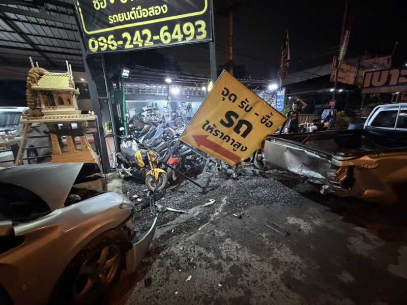 ปทุมธานี – เก๋งวูบพุ่งเสยกระบะกวาดจยย.ร้านซ่อมพังยับเกือบ 10 คันกระแทกโดนสาว16บาดเจ็บ