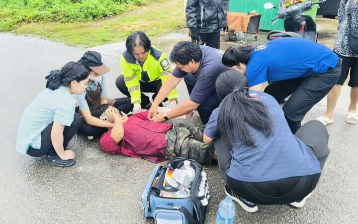 ชุมพร – ชื่นชมพนักงาน 7-Eleven สาขาบางหมาก มีน้ำใจช่วยผู้ประสบเหตุรถจักรยานยนต์ล้มกลางสายฝน
