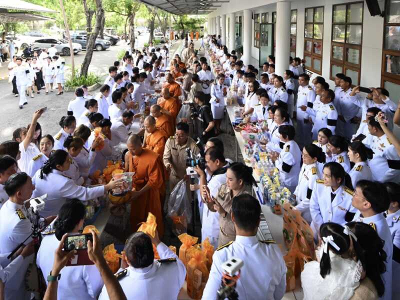 ปทุมธานี – พสกนิกรคลองหลวงพร้อมใจทำบุญตักบาตร ถวายพระราชกุศล 12 สิงหา