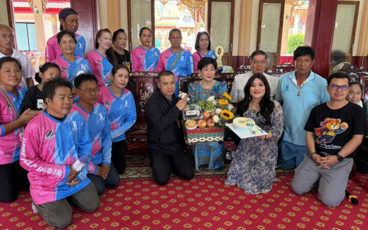 ครอบครัว “พาณิชย์พิศาล” ทำบุญเลี้ยงพระอุทิศแด่บรรพบุรุษผู้ล่วงลับ