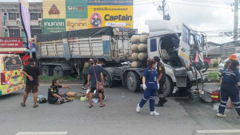 ปทุมธานี – พ่วง 22 ล้อเบรกหลบซาเล้งตัดหน้ารถพ่วงคันหลังขับตามชนท้ายดับ 1 เจ็บ 1