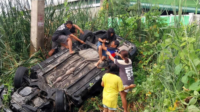 ปทุมธานี – เก๋งหักหลบรถขยะตัดหน้าถนนลื่นเสียหลักพลิกคว่ำบาดเจ็บ3ราย