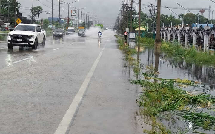 ปทุมธานี – ลาดหลุมแก้วอ่วมฝนถล่มทั้งคืนท่อตันทำน้ำทะลักท่วมห้องเช่าร้านค้าพังเสียหาย