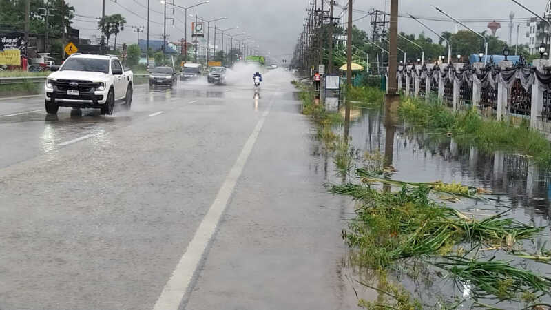 ปทุมธานี – ลาดหลุมแก้วอ่วมฝนถล่มทั้งคืนท่อตันทำน้ำทะลักท่วมห้องเช่าร้านค้าพังเสียหาย