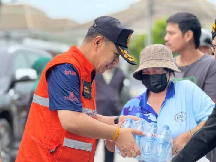 ผู้ว่าฯ นริศ ชลบุรี พร้อมนายกเหล่ากาชาดชลบุรี ระดมจัดถุงยังชีพกว่า 1,000 ชุดเร่งช่วยผู้ประสบอุทกภัย
