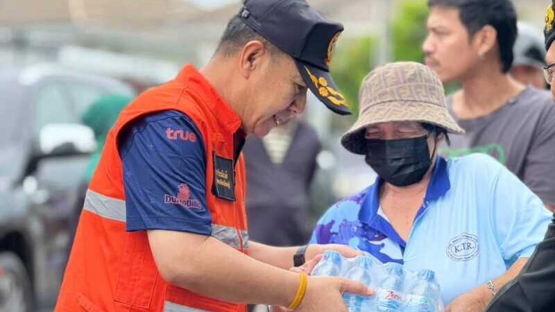 ผู้ว่าฯ นริศ ชลบุรี พร้อมนายกเหล่ากาชาดชลบุรี ระดมจัดถุงยังชีพกว่า 1,000 ชุดเร่งช่วยผู้ประสบอุทกภัย