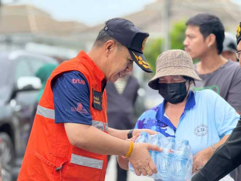 ผู้ว่าฯ นริศ ชลบุรี พร้อมนายกเหล่ากาชาดชลบุรี ระดมจัดถุงยังชีพกว่า 1,000 ชุดเร่งช่วยผู้ประสบอุทกภัย