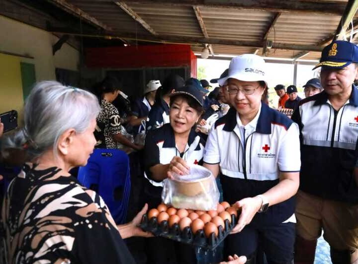 ผู้ว่าฯ ชลบุรี ลงพื้นที่ อบต.บ้านช้าง พนัสนิคม มอบถุงยังชีพ-ข้าวกล่อง เร่งบรรเทาความเดือดร้อนประชาชนหลังเจอน้ำท่วมขัง