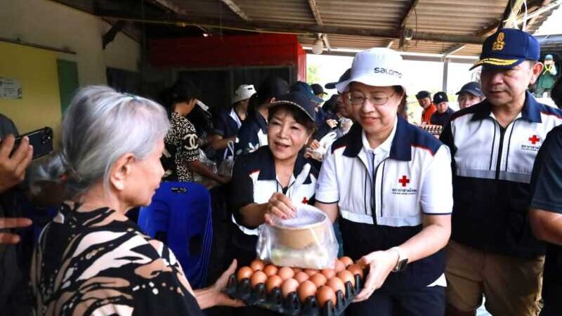 ผู้ว่าฯ ชลบุรี ลงพื้นที่ อบต.บ้านช้าง พนัสนิคม มอบถุงยังชีพ-ข้าวกล่อง เร่งบรรเทาความเดือดร้อนประชาชนหลังเจอน้ำท่วมขัง
