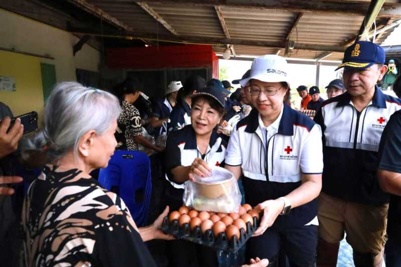 ผู้ว่าฯ ชลบุรี ลงพื้นที่ อบต.บ้านช้าง พนัสนิคม มอบถุงยังชีพ-ข้าวกล่อง เร่งบรรเทาความเดือดร้อนประชาชนหลังเจอน้ำท่วมขัง