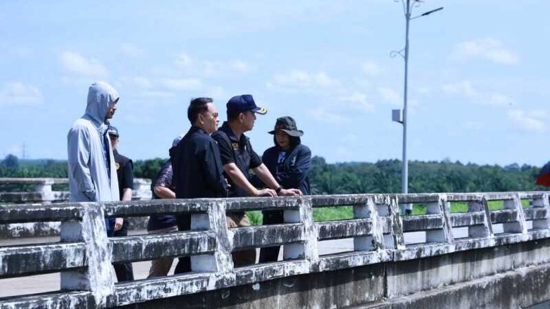 ชลบุรี – เฝ้าระวัง! ผู้ว่าฯ นริศ ลงพื้นที่อ่างเก็บน้ำคลองหลวงรัชชโลทร สั่งคุมเข้มการระบายน้ำไม่ให้กระทบประชาชน