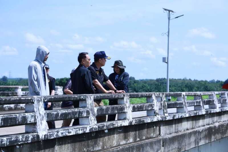 ชลบุรี – เฝ้าระวัง! ผู้ว่าฯ นริศ ลงพื้นที่อ่างเก็บน้ำคลองหลวงรัชชโลทร สั่งคุมเข้มการระบายน้ำไม่ให้กระทบประชาชน