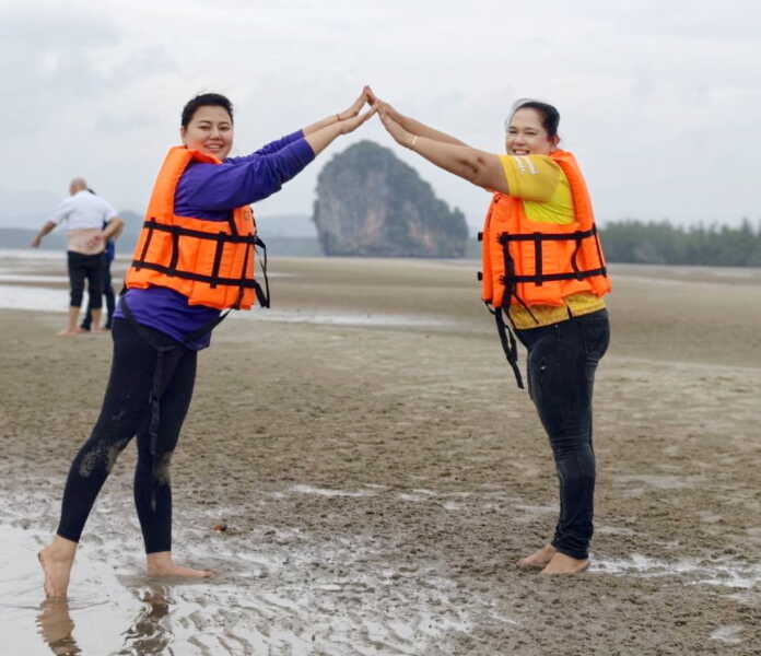 พังงา-เปิดเส้นทางท่องเที่ยวใหม่ ชม “ปูมดแดงล้านตัว” โผล่เต็มผืนทราย พร้อมทะเลแหวกเกาะตั้งเลน สัมผัสธรรมชาติอ่าวพังงา