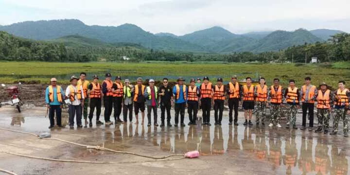 พลังสามัคคี “ชาวบ้าน–ทหารพราน–อุทยาน–กู้ภัย” ผนึกกำลังลุยอ่างโป่ง 30 กำจัดจอกแหน–ผักตบชวา เหลือไม่ถึง 5% นายอำเภอชื่นชม “คนในพื้นที่” รวมพลังทำงานจนสำเร็จ