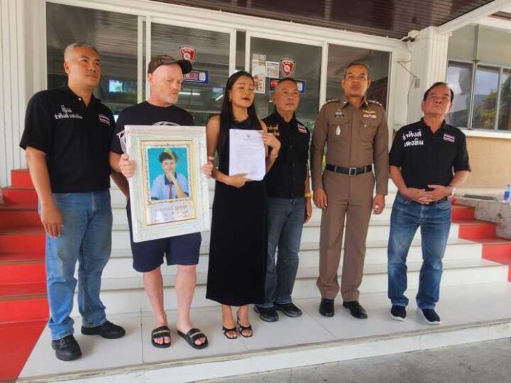แม่สุดทนอุ้มรูปลูกนักฟุตบอลทีมดังพัทยาร้องผู้การฯ กับสามีชาวสวีเดน หลังถูกกระบะชาวจีนถอยชนดับ หมายจับออกนาน 7 เดือน สภ.หนองปรือ เงียบไร้วี่แวว ใช้ชีวิตปกติ ทั้งที่ ครอบครัวควัก 1.2 ล้านรักษา ซ้ำเอกสารเบิกไม่ได้ อ้างขาดลายเซ็นคู่กรณี