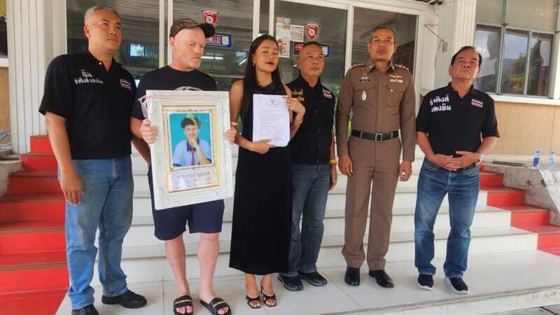 แม่สุดทนอุ้มรูปลูกนักฟุตบอลทีมดังพัทยาร้องผู้การฯ กับสามีชาวสวีเดน หลังถูกกระบะชาวจีนถอยชนดับ หมายจับออกนาน 7 เดือน สภ.หนองปรือ เงียบไร้วี่แวว ใช้ชีวิตปกติ ทั้งที่ ครอบครัวควัก 1.2 ล้านรักษา ซ้ำเอกสารเบิกไม่ได้ อ้างขาดลายเซ็นคู่กรณี