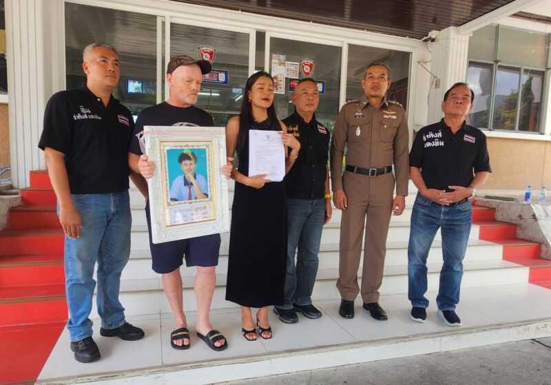 แม่สุดทนอุ้มรูปลูกนักฟุตบอลทีมดังพัทยาร้องผู้การฯ กับสามีชาวสวีเดน หลังถูกกระบะชาวจีนถอยชนดับ หมายจับออกนาน 7 เดือน สภ.หนองปรือ เงียบไร้วี่แวว ใช้ชีวิตปกติ ทั้งที่ ครอบครัวควัก 1.2 ล้านรักษา ซ้ำเอกสารเบิกไม่ได้ อ้างขาดลายเซ็นคู่กรณี