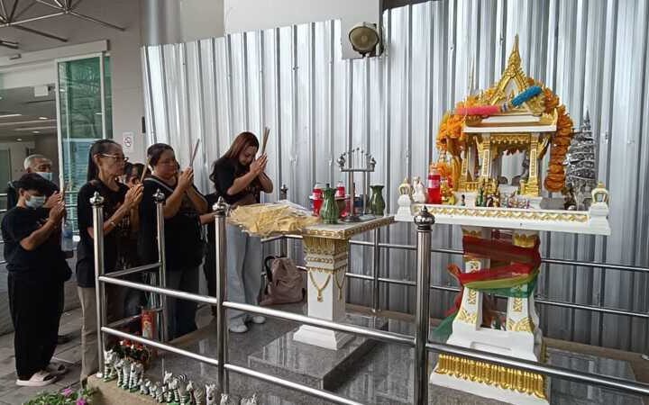 หอบ ‘ชุดไทยสไบทอง’ บุก ป.ป.ช.! ชาวบ้านออมทองบนสิ่งศักดิ์สิทธิ์ เปิดทางปราบมาร-สาปแช่งแก๊งยึดบ้าน ฟันจนท.รัฐ จับมือวัดดังบางปู หวังยึดบ้านประชาชน
