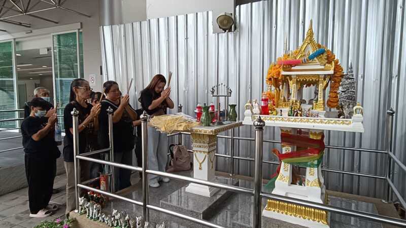 หอบ ‘ชุดไทยสไบทอง’ บุก ป.ป.ช.! ชาวบ้านออมทองบนสิ่งศักดิ์สิทธิ์ เปิดทางปราบมาร-สาปแช่งแก๊งยึดบ้าน ฟันจนท.รัฐ จับมือวัดดังบางปู หวังยึดบ้านประชาชน