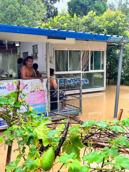 พังงา – น้ำป่าหลากท่วมสำนักสงฆ์บ้านปากคลอง พระเร่งอพยพ นักเรียน 6 คนติดโรงเรียน เหตุถนนถูกน้ำท่วม-ดินสไลด์หลายจุด