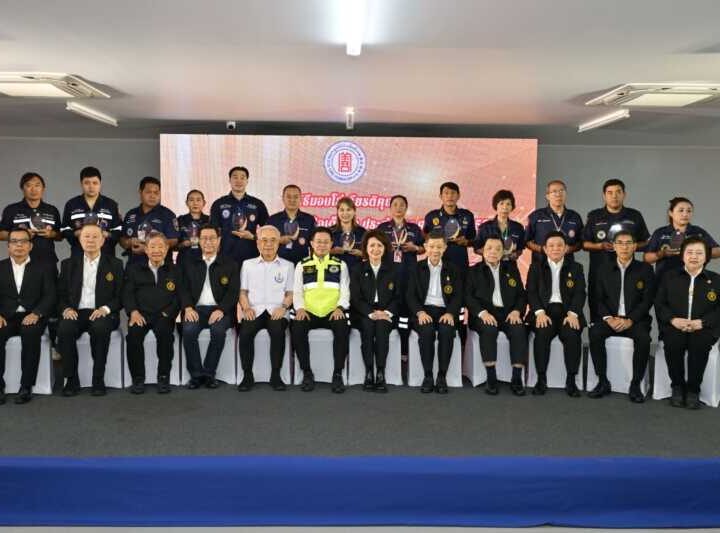 มูลนิธิป่อเต็กตึ๊ง หนุนกำลังใจ เชิดชูเกียรติจิตอาสาฯ ทำความดี ตามปณิธานมูลนิธิฯ “ช่วยชีวิต รักษาชีวิต สร้างชีวิต” มอบโล่เกียรติคุณอาสาสมัครดีเด่นประจำปี พ.ศ. 2567- 2568 ณ ห้องประชุม ชั้น 6 อาคารจอดรถมูลนิธิป่อเต็กตึ๊ง ศาลเจ้าไต้ฮงกงหยกขาวฯ เขตสาทร กรุงเทพฯ