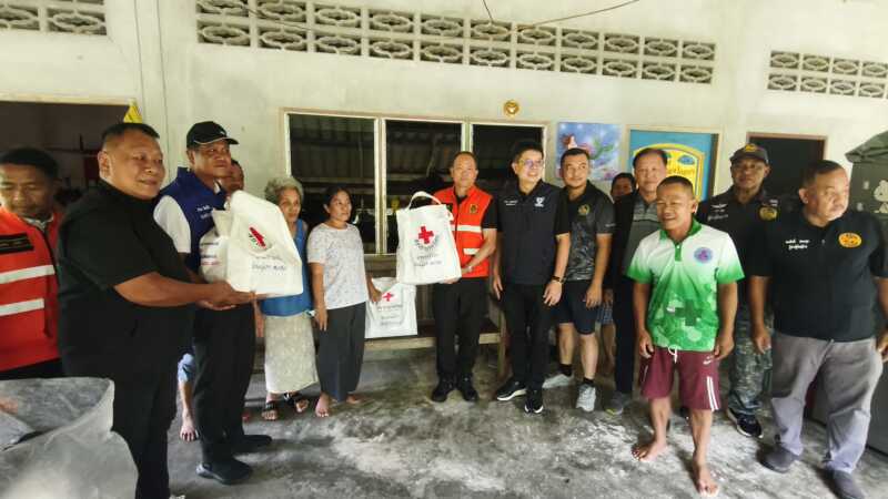 พังงา – น้ำท่วมตะกั่วป่าคลี่คลาย ระดับน้ำแม่น้ำตะกั่วป่าลดลงใกล้ปกติ ชาวบ้านเร่งล้างบ้านสำรวจทรัพย์สิน หลังน้ำมาเร็วและแรงจนขนของไม่ทัน ขณะที่ท้องถิ่นนำรถดับเพลิงฉีดล้างถนน ด้านรองผู้ว่าฯ นำทีมบูรณาการลงพื้นที่มอบถุงยังชีพช่วยเหลือผู้ประสบภัยทุกหมู่บ้าน