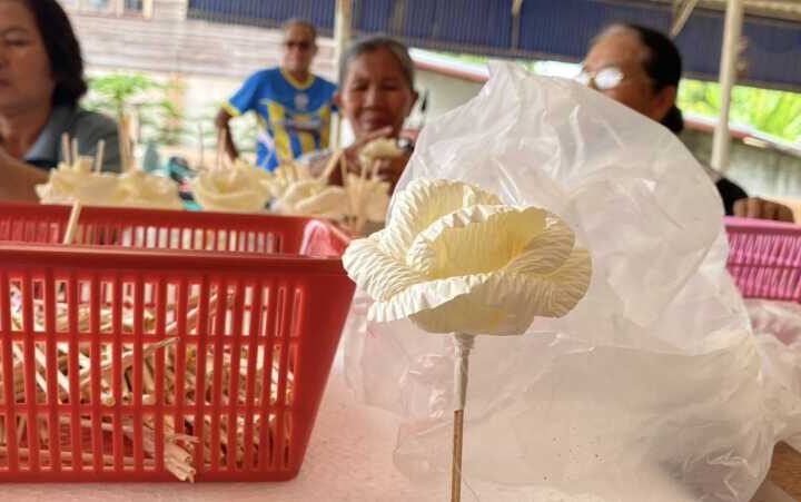 ข่าว ประชาชนชาวโคราชประดิษฐ์ดอกไม้จันทน์ พระราชทานเนื่องในพระราชพิธีถวายพระเพลิงพระบรมศพ สมเด็จพระนางเจ้าสิริกิติ์ พระบรมราชินีนาถ พระบรมราชชนนีพันปีหลวง
