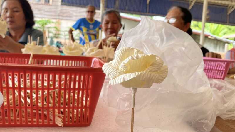 ข่าว ประชาชนชาวโคราชประดิษฐ์ดอกไม้จันทน์ พระราชทานเนื่องในพระราชพิธีถวายพระเพลิงพระบรมศพ สมเด็จพระนางเจ้าสิริกิติ์ พระบรมราชินีนาถ พระบรมราชชนนีพันปีหลวง