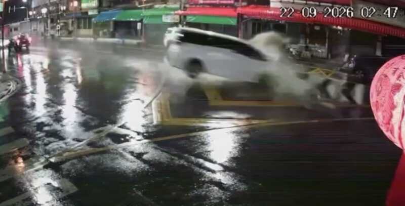 เปิดคลิปนาทีระทึก! Alphard เสียหลักพุ่งลงสะพานหาดใหญ่ ชนเสาไฟ–แบริเออร์ปูนแตกกระจาย คนในรถรอดปาฏิหาริย์