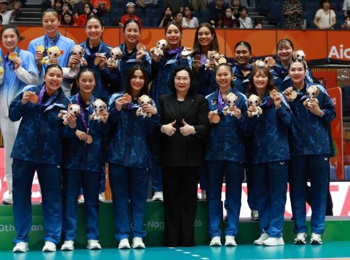 คุณหญิงปัทมา มอบเหรียญวอลเลย์บอลหญิงเอเชียนเกมส์ พร้อมร่วมยินดีทัพสาวไทยคว้าเหรียญทองแดง