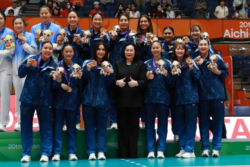 คุณหญิงปัทมา มอบเหรียญวอลเลย์บอลหญิงเอเชียนเกมส์ พร้อมร่วมยินดีทัพสาวไทยคว้าเหรียญทองแดง