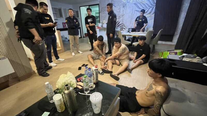 ผกก.ตม.จว.ชลบุรี ลุยเอง พบแชตลับสาวจีนส่งถึงญาติขอความช่วยเหลือ ประสาน ตร.บางละมุง-สืบท่องเที่ยว-ฝ่ายปกครอง บุกช่วย 3 สาวจีน ถูกกักขัง รวบชายชาวจีน 4 คน เหยื่อแฉถูกหลอกมาเอนเตอร์เทน ก่อนข่มขืน-เรียกค่าไถ่ พบโซ่ล่ามเหยื่อ