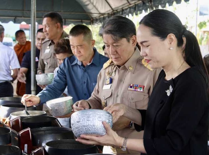 ตำรวจภูธรจังหวัดจันทบุรีประกอบพิธีเบิกเนตรหลวงพ่อพิทักษ์จันทบูรเพื่อความเป็นสิริมงคลและศูนย์รวมจิตใจของข้าราชการตำรวจและประชาชนในจันทบุรี