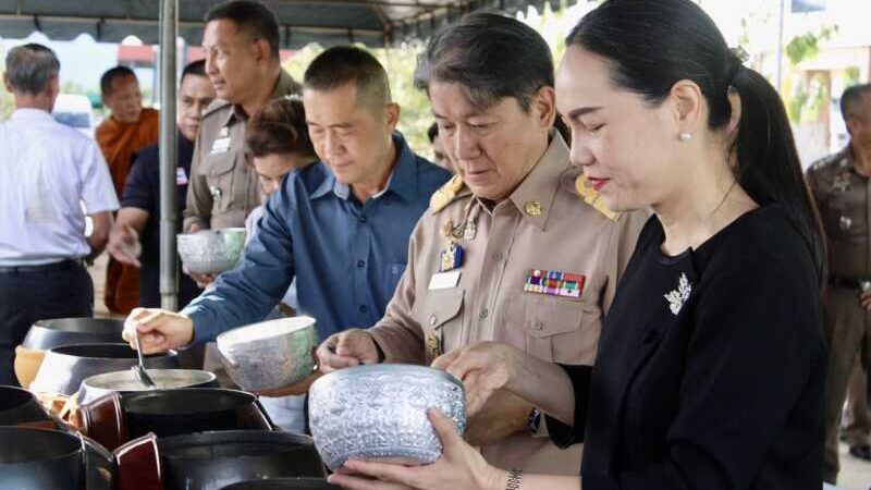 ตำรวจภูธรจังหวัดจันทบุรีประกอบพิธีเบิกเนตรหลวงพ่อพิทักษ์จันทบูรเพื่อความเป็นสิริมงคลและศูนย์รวมจิตใจของข้าราชการตำรวจและประชาชนในจันทบุรี