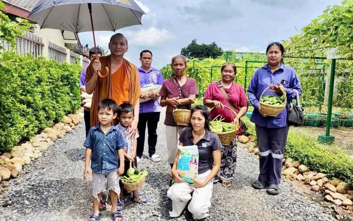นครนายก – หลวงพี่ต่อ ปลูกผักให้ชาวบ้านเข้ามาเก็บได้ฟรี ลดค่าใช้จ่ายในครัวเรือน