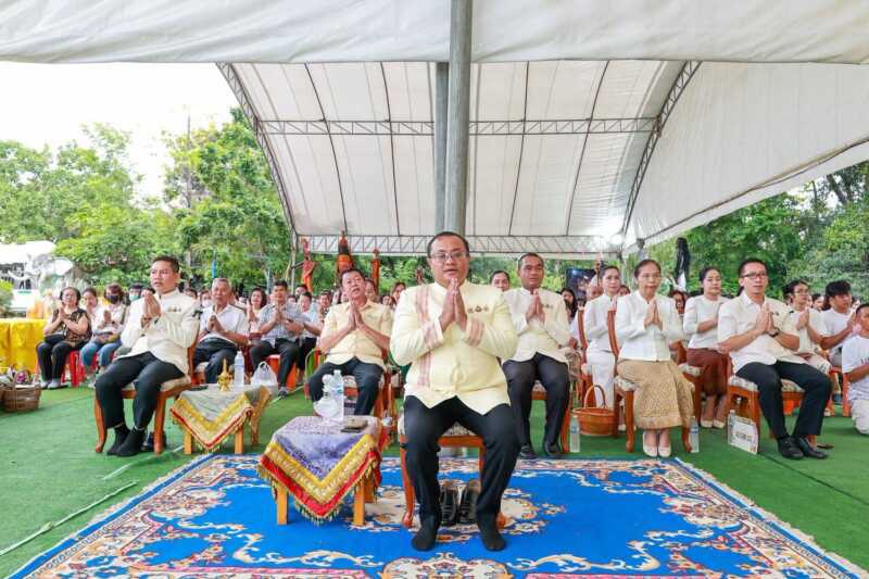 ร้อยเอ็ดสืบสาน “บุญข้าวสาก” ผู้ว่าฯ นำพุทธศาสนิกชนทำบุญเดือน 10 อุทิศส่วนกุศลบรรพชน