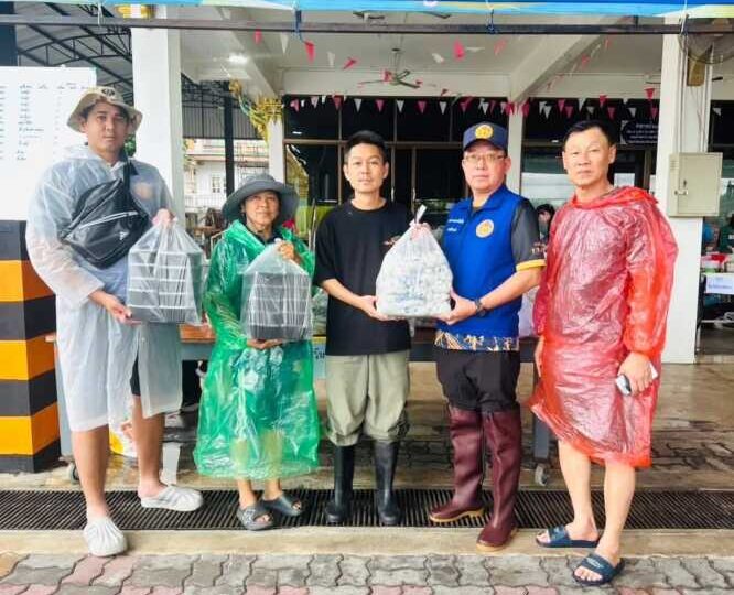รองผู้ว่าฯ อิสรา พร้อมนายอำเภอวรจักร ร่วมแจกอาหาร 3,931 กล่อง ช่วยผู้ประสบภัยน้ำท่วมในอำเภอเมืองชลบุรี