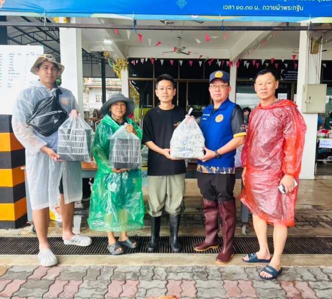 รองผู้ว่าฯ อิสรา พร้อมนายอำเภอวรจักร ร่วมแจกอาหาร 3,931 กล่อง ช่วยผู้ประสบภัยน้ำท่วมในอำเภอเมืองชลบุรี