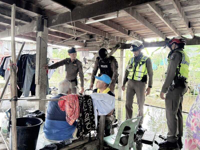 ลพบุรี สภ.โคกสำโรง ภ.จว ลพบุรี ตำรวจลงพื้นที่ด้วยความห่วงใยและความตั้งใจช่วยเหลือประชาชนที่ได้รับผลกระทบจากอุทกภัยอันเกิดจากฝนตกหนักในพื้นฯ