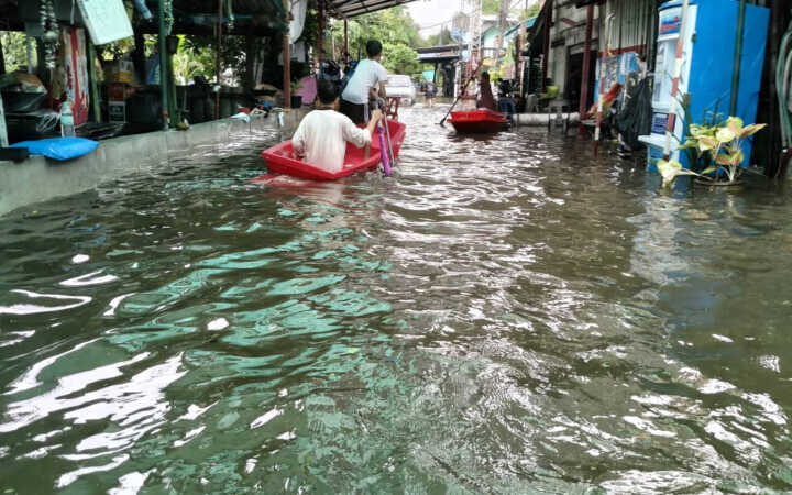 ปทุมธานีน้ำท่วมซ้ำกรรมซัดขยะล้นซอยชาวบ้านโวย3วันรถไม่เก็บผวาขยะลอยเข้าบ้านโรคฉี่หนูระบาด