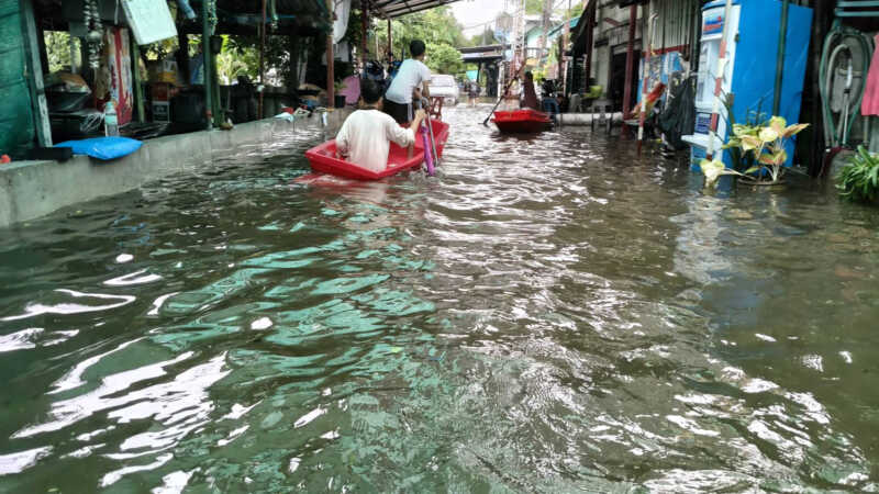 ปทุมธานีน้ำท่วมซ้ำกรรมซัดขยะล้นซอยชาวบ้านโวย3วันรถไม่เก็บผวาขยะลอยเข้าบ้านโรคฉี่หนูระบาด