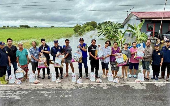 นครนายก – นอภ.ปากพลี ลงพื้นที่ช่วยเหลือผู้ประสบอุทกภัย มอบถุงยังชีพบรรเทาความเดือดร้อน พร้อมตรวจแนวคันกั้นน้ำ
