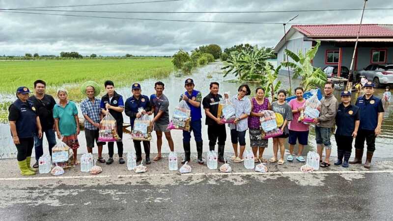 นครนายก – นอภ.ปากพลี ลงพื้นที่ช่วยเหลือผู้ประสบอุทกภัย มอบถุงยังชีพบรรเทาความเดือดร้อน พร้อมตรวจแนวคันกั้นน้ำ