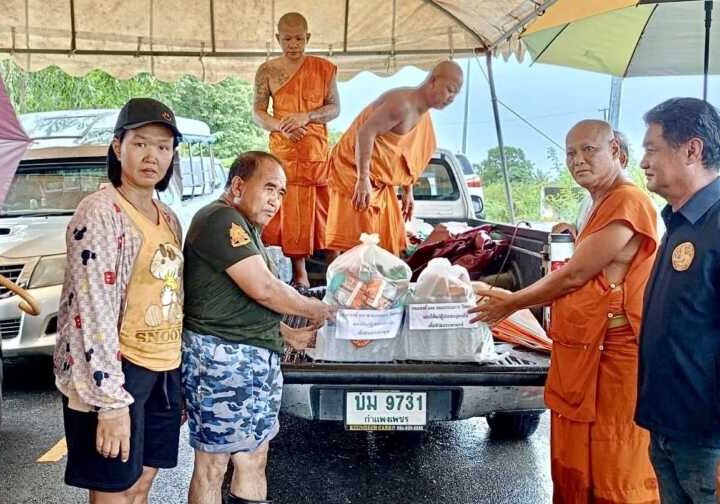 นครนายก – วัดดอนยอ ส่งต่อกำลังใจฝ่าภัยน้ำท่วม แจกข้าวสาร อาหารแห้ง-ข้าวกล่อง 100 หลังคาเรือน