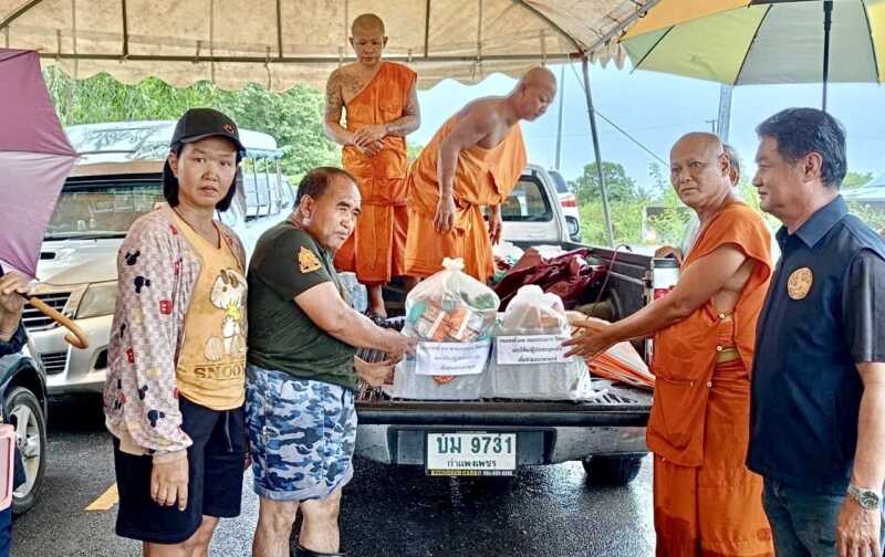 นครนายก – วัดดอนยอ ส่งต่อกำลังใจฝ่าภัยน้ำท่วม แจกข้าวสาร อาหารแห้ง-ข้าวกล่อง 100 หลังคาเรือน