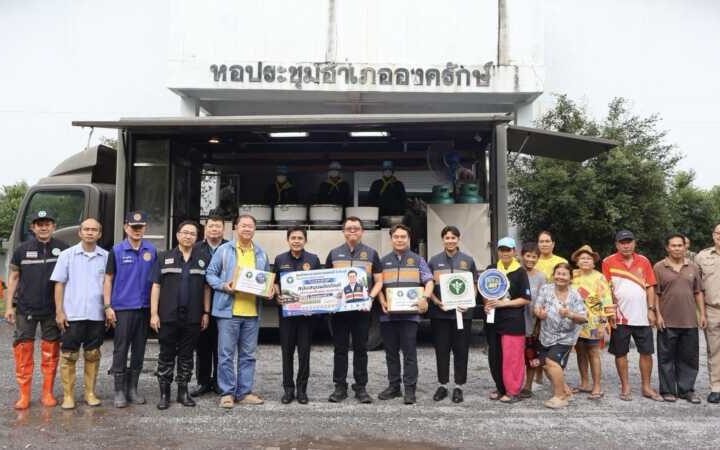 นครนายก – ผู้ว่าฯ นครนายก ผนึกกำลังช่วยผู้ประสบภัย รับเรือผลักดันน้ำจากกองทัพเรือ เร่งระบายน้ำพื้นที่องครักษ์